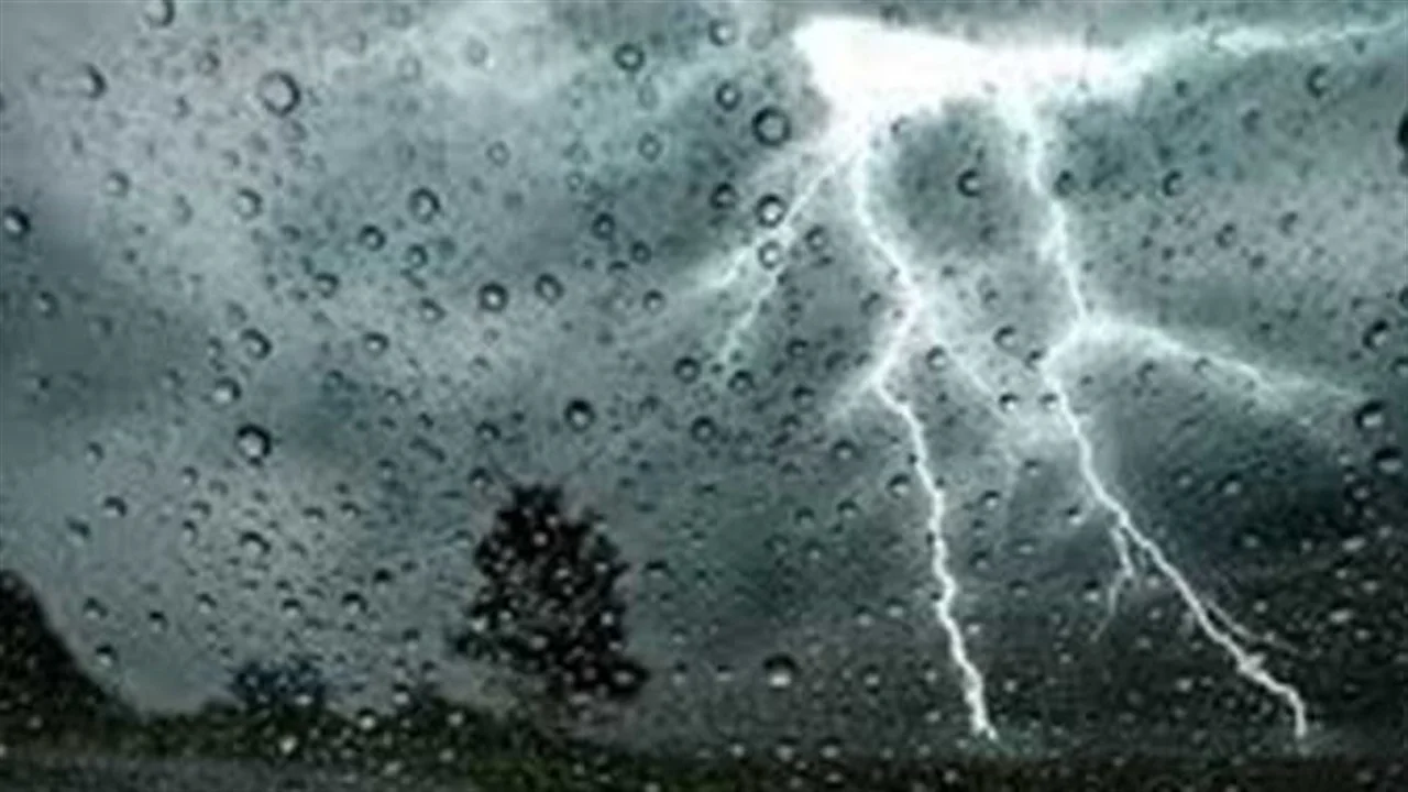 تفاصيل التقلبات الجوية وتأثير الأمطار الرعدية والرياح المثيرة للرمال على عدة مناطق